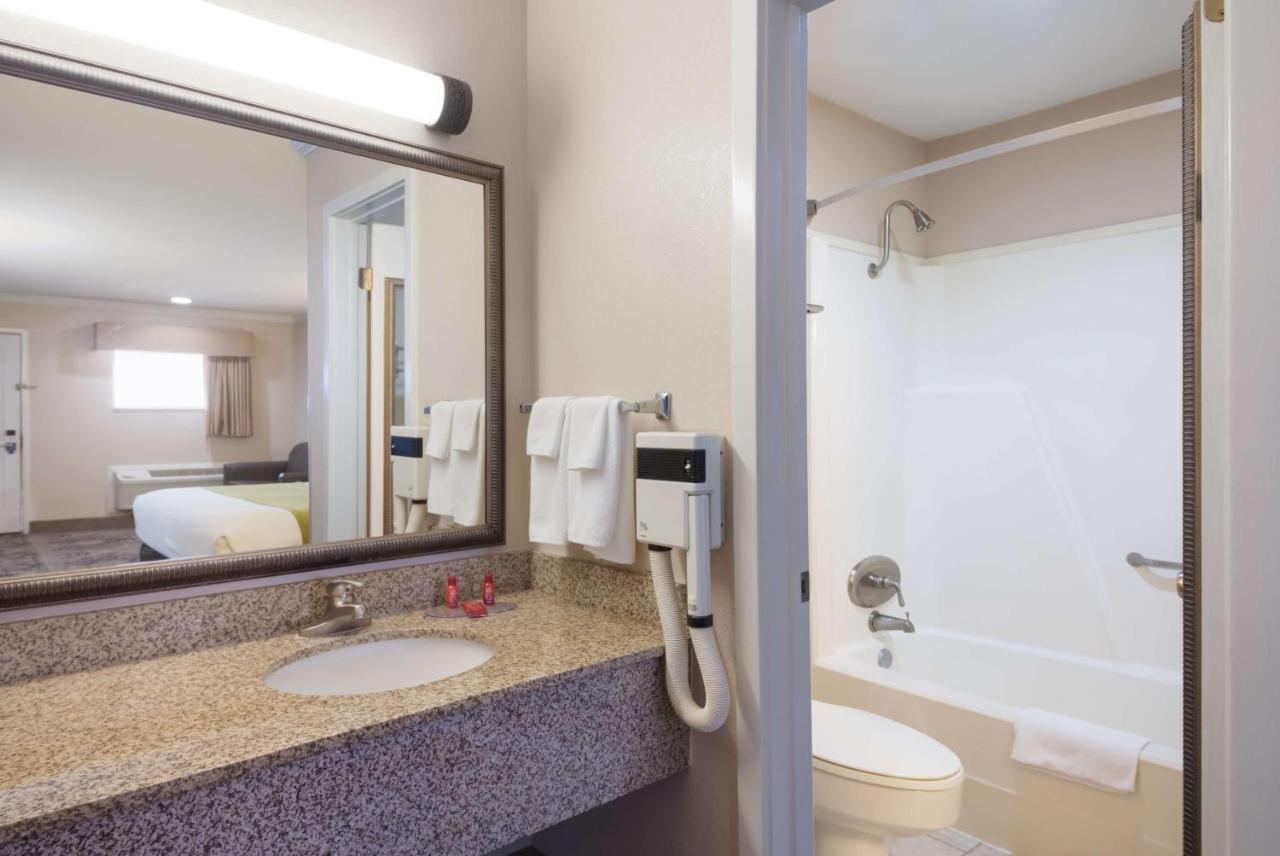 Surestay Hotel By Best Western Rockdale Bagian luar foto