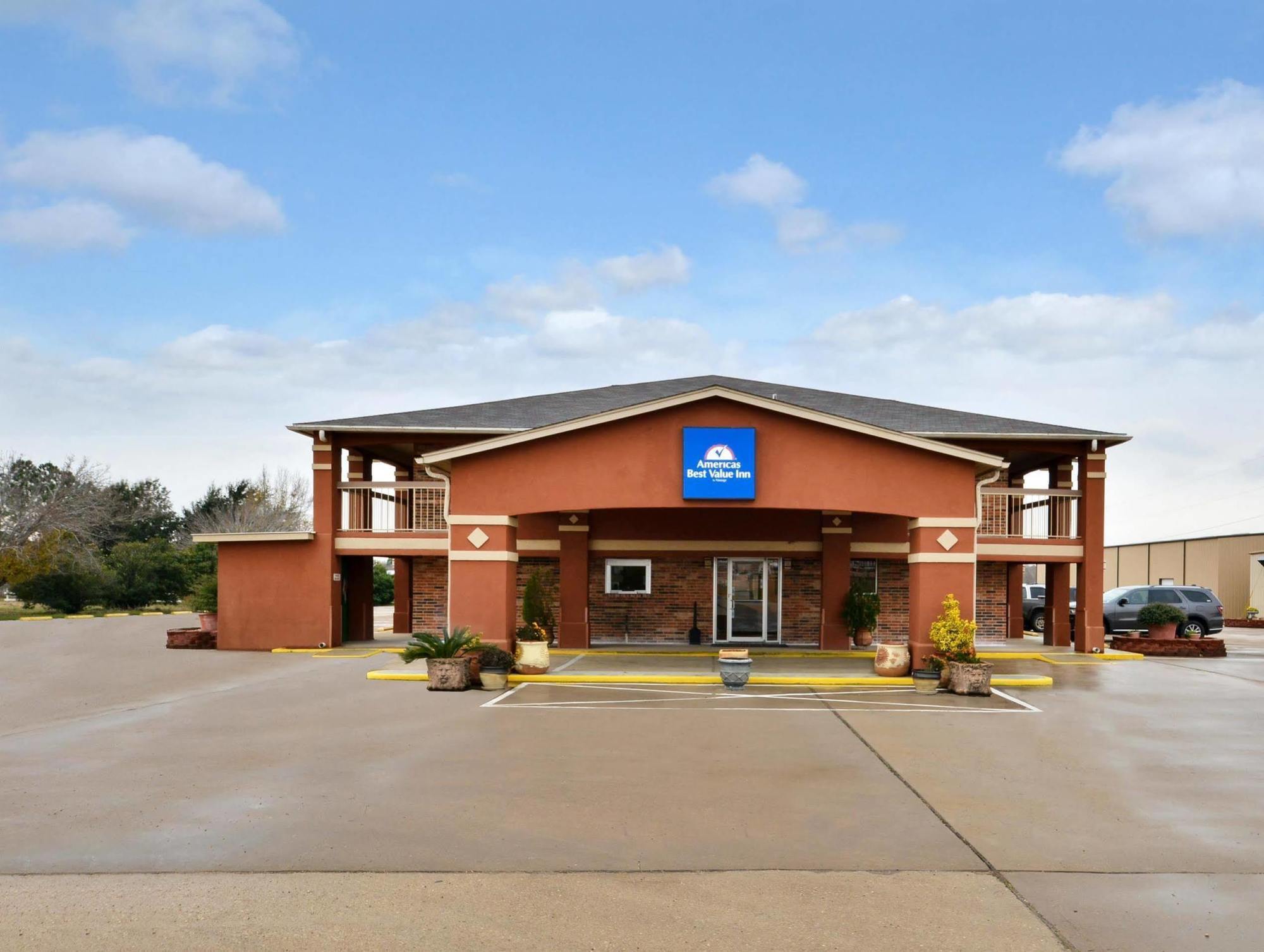 Surestay Hotel By Best Western Rockdale Bagian luar foto