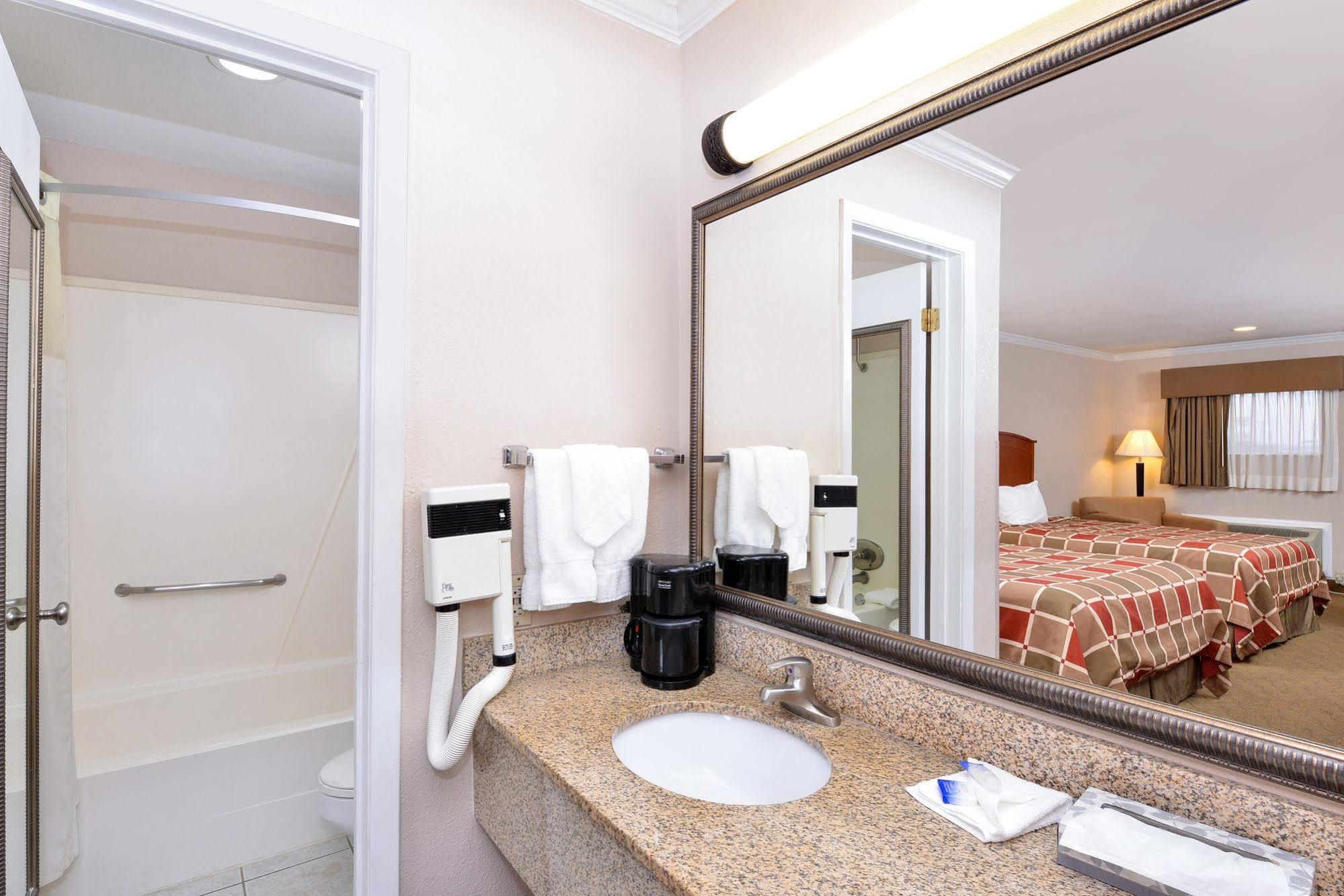 Surestay Hotel By Best Western Rockdale Bagian luar foto